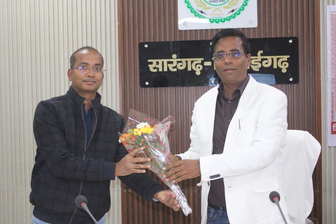 कलेक्टर डॉ संजय कन्नौजे ने उत्कृष्ट कार्य करने वाले अधिकारी कर्मचारी को किया सम्मानित