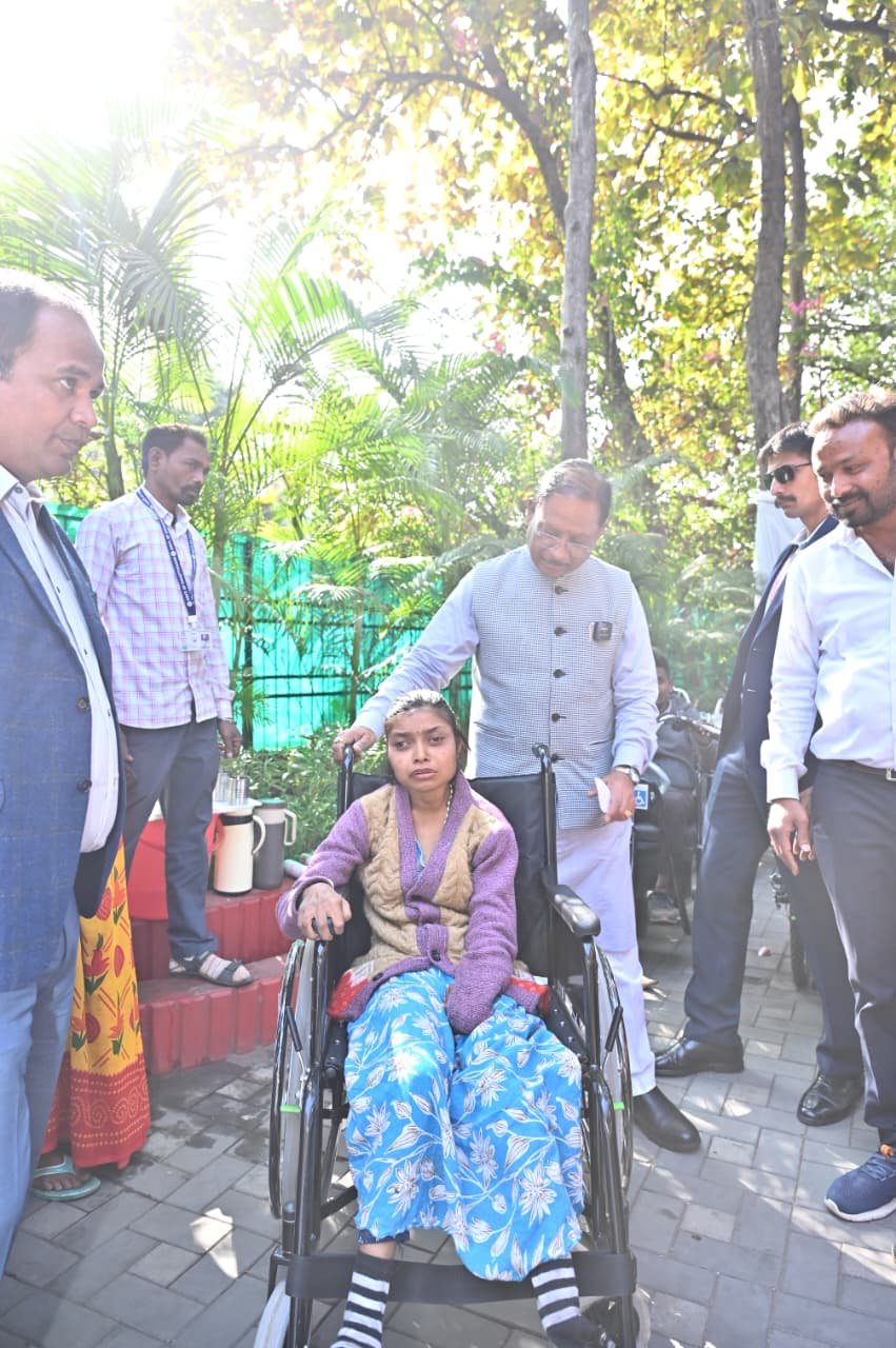 मुख्यमंत्री विष्णु देव साय के निर्देश पर लकवाग्रस्त महिला को तुरंत मंजूर हुए 5 लाख रुपए