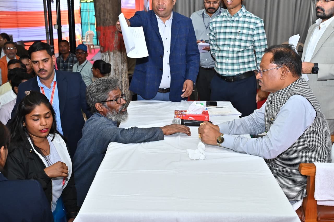 मुख्यमंत्री  विष्णु देव साय के निर्देश पर लकवाग्रस्त महिला को तुरंत मंजूर हुए 5 लाख रुपए