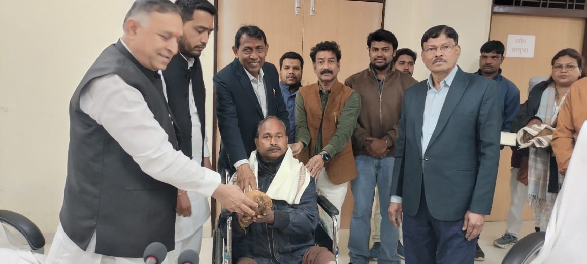 ऋण समय पर चुकाने वाले दिव्यांग हितग्राहियों का हुआ सम्मान छत्तीसगढ़ दिव्यांगजन वित्त एवं विकास निगम ने अध्यक्ष दी स्वरोजगार योजनाओं की जानकारी