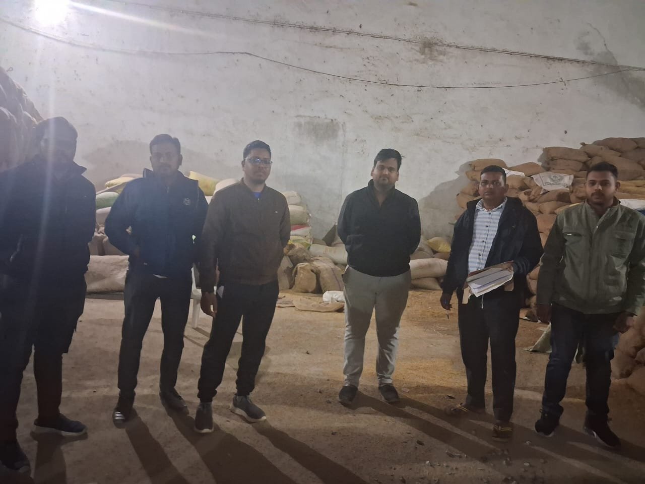 अवैध धान परिवहन एवं भंडारण पर कार्रवाई, कुल 217 कट्टा धान एवं पिकअप वाहन जप्त