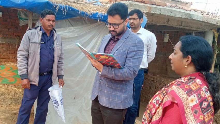 कलेक्टर   लंगेह ने किया सरायपाली में सीमावर्ती जांच चौकियों का निरीक्षण