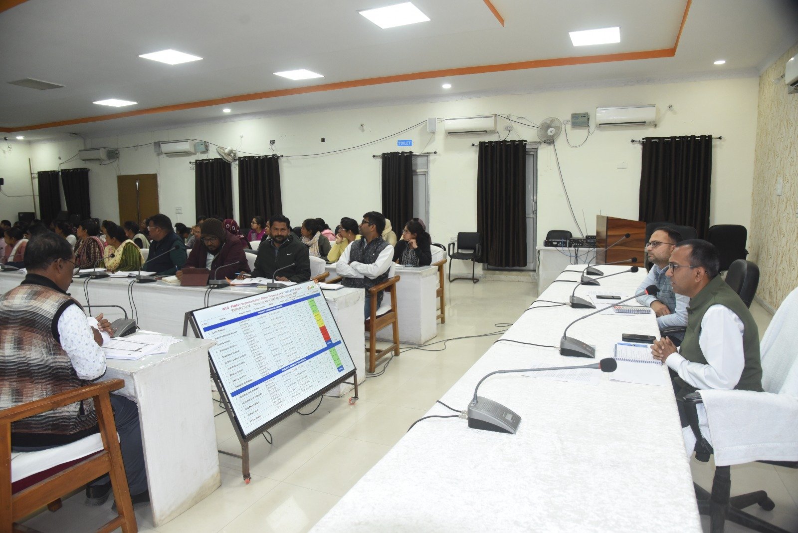 कलेक्टर  अजीत वसंत ने महिला एवं बाल विकास विभाग की योजनाओं की समीक्षा बैठक ली