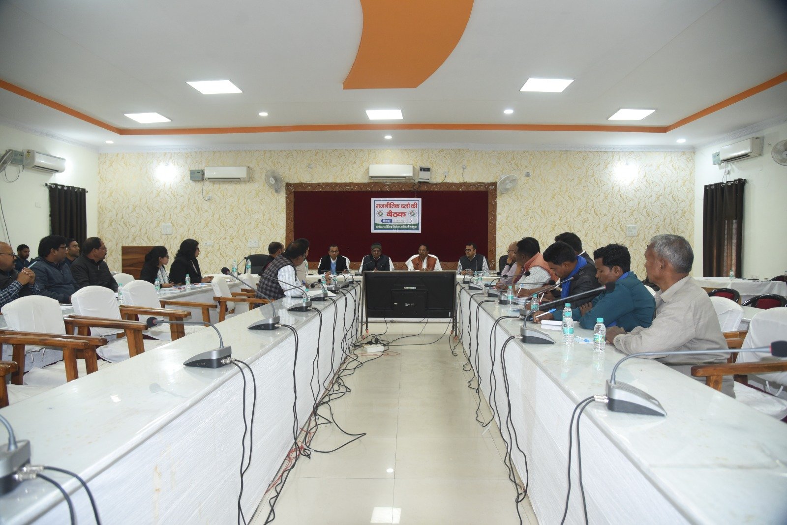 सरगुजा सम्भागायुक्त ने एसआईआर कार्यों के संबंध में राजनीतिक दलों के प्रतिनिधियों के साथ की बैठक