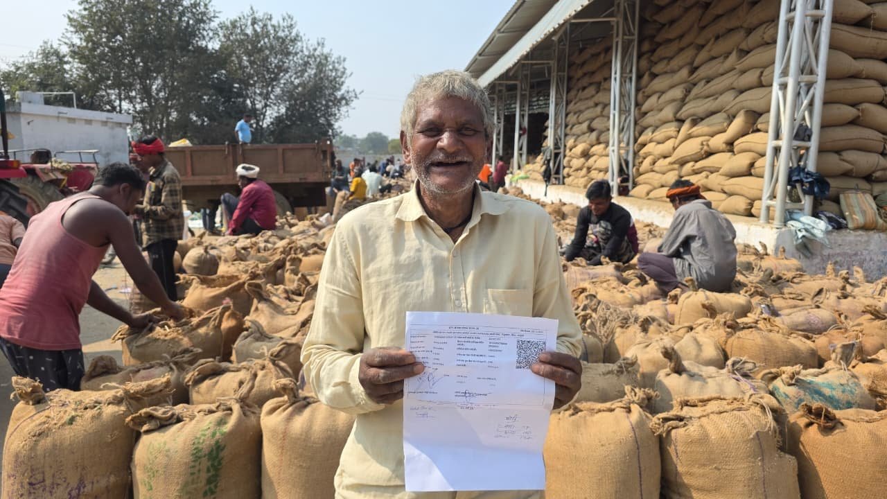 तकनीक आधारित धान उपार्जन व्यवस्था से किसानों को मिली सुविधा किसान तुंहर ऐप से घर बैठे किसान सोमार साय ने काटा अपना टोकन