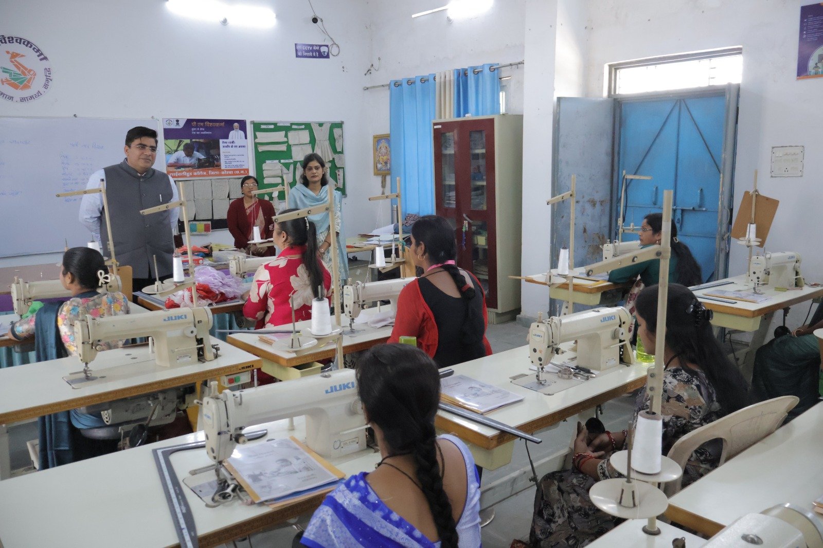 लाइवलीहुड कॉलेज कोरबा में विभिन्न प्रशिक्षण कार्यक्रमों का कलेक्टर ने किया निरीक्षण