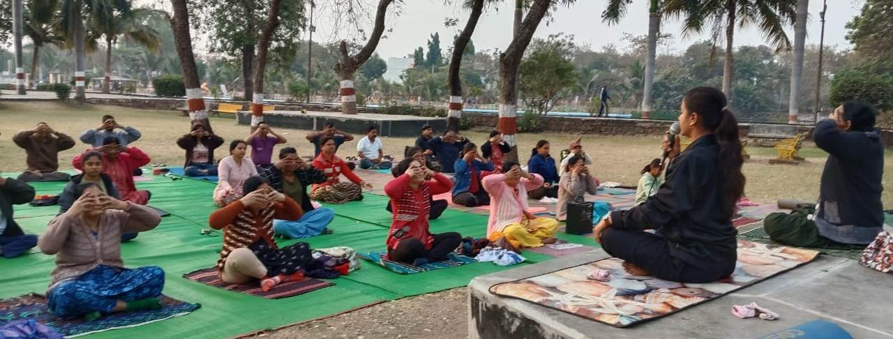 चौपाटी में योग शिविर का किया जा रहा आयोजन