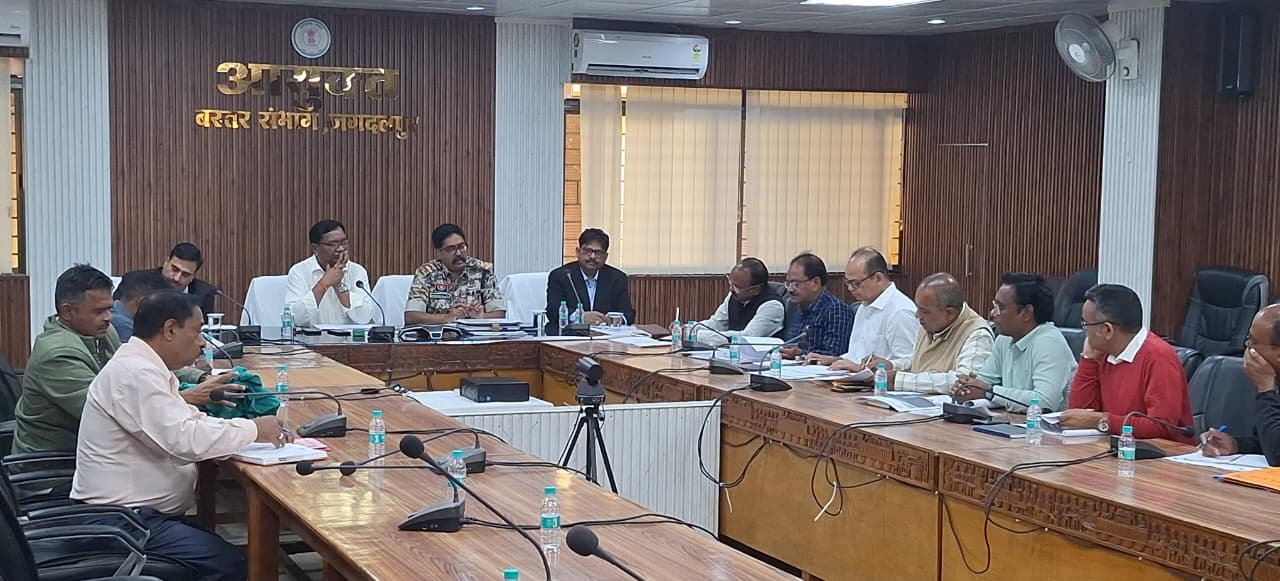 संभाग में विकासात्मक गतिविधियों से ग्रामीण जनों में हर्ष- कमिश्नर डोमन सिंह