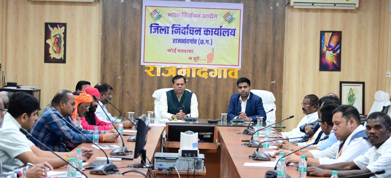 संभागायुक्त एवं रोल आब्जर्वर दुर्ग संभाग की उपस्थिति में विशेष गहन पुनरीक्षण अर्हता तिथि 1 जनवरी 2026 के संबंध में मान्यता प्राप्त राजनीतिक दलों के पदाधिकारियों की बैठक आयोजित