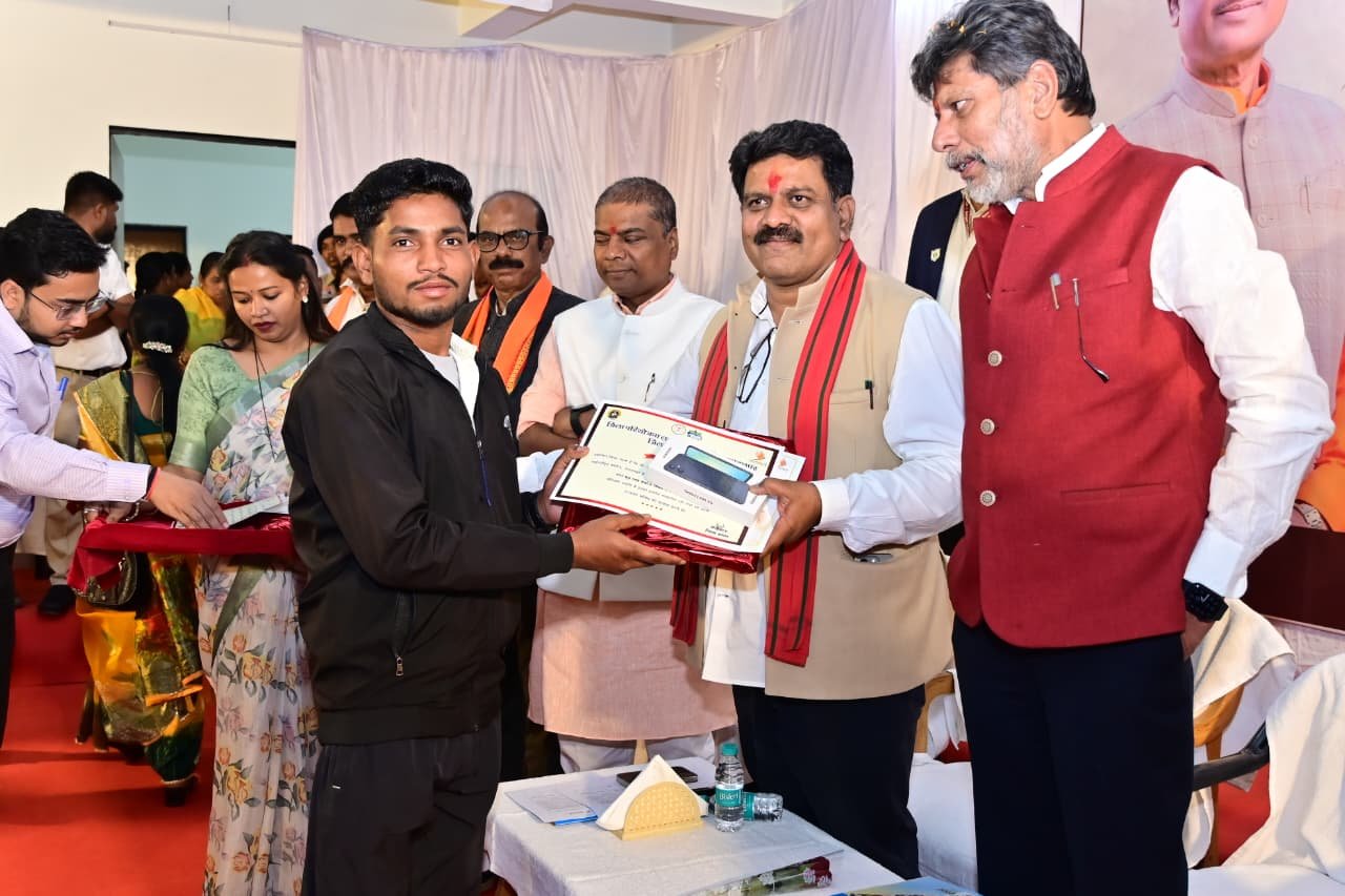 नुवा बाट से मिली नई दिशा  उप मुख्यमंत्री  शर्मा ने 30 पुनर्वासित युवाओं को बांटे टूलकिट और मोबाइल