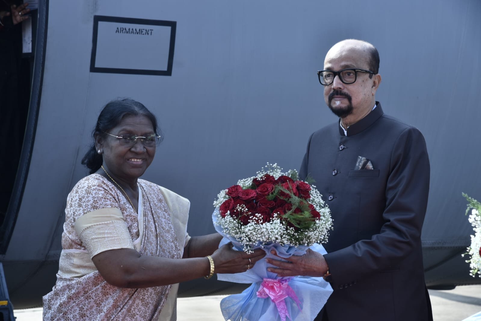 राष्ट्रपति द्रौपदी मुर्मू का जगदलपुर के मां दंतेश्वरी एयरपोर्ट में आत्मीय स्वागत