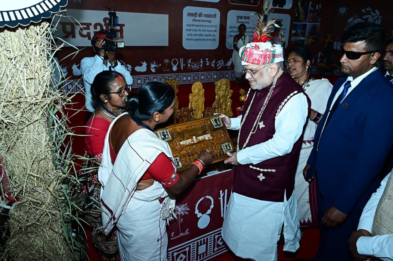 अमित शाह ने देखा बस्तर की जनजातीय विरासत का वैभव, विजेता दलों से मिलकर बढ़ाया उत्साह