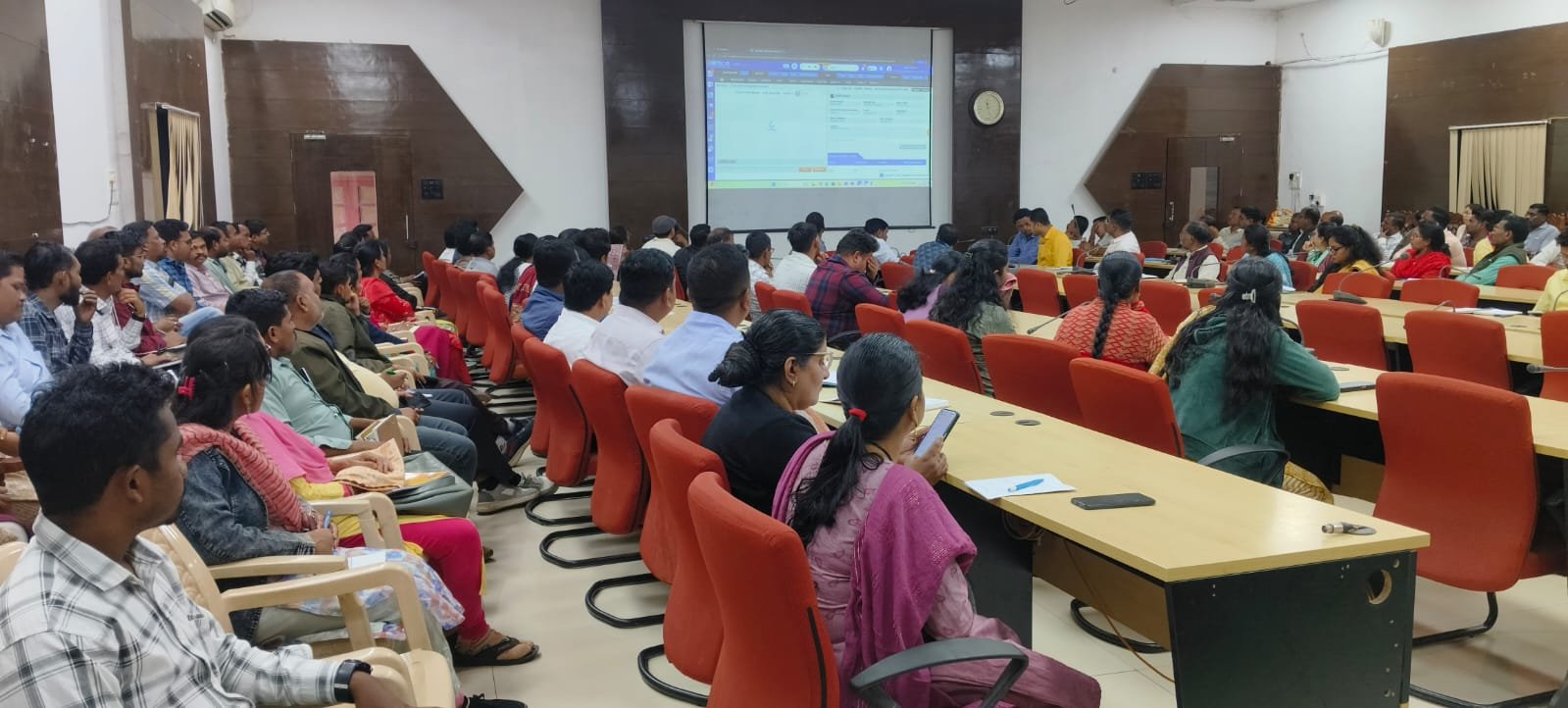 बस्तर में ई-ऑफिस और कर्मयोगी पोर्टल पर अधिकारियों ने लिया प्रशिक्षण