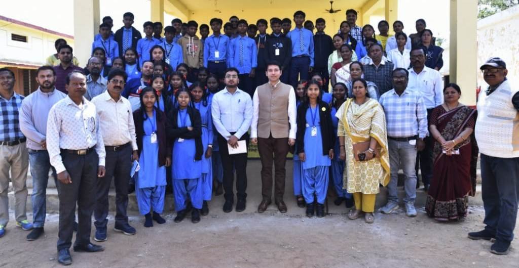 कलेक्टर और जिला पंचायत सीईओ ने खाई फाइलेरिया की दवाई  कलेक्टर ने बोर्ड परीक्षा की तैयारी के दिए टिप्स