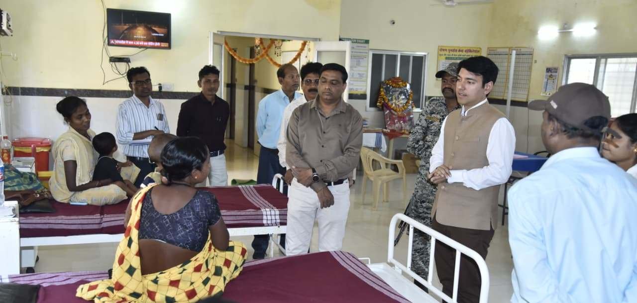 कलेक्टर  आकाश छिकारा ने किया बड़े किलेपाल सामुदायिक स्वास्थ्य केंद्र का औचक निरीक्षण