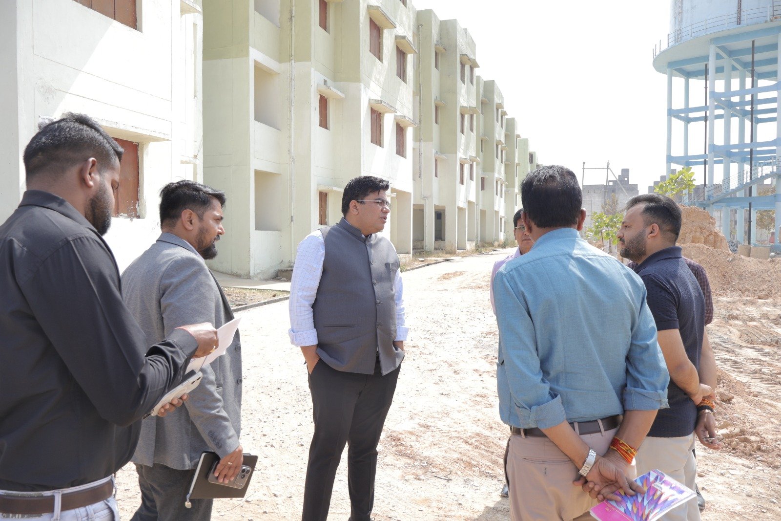 निर्माणाधीन पीएम आवास कॉलोनी का कलेक्टर ने किया औचक निरीक्षण गुणवत्ता, विद्युत व्यवस्था एवं समय-सीमा में कार्य पूर्ण करने के सख्त निर्देश
