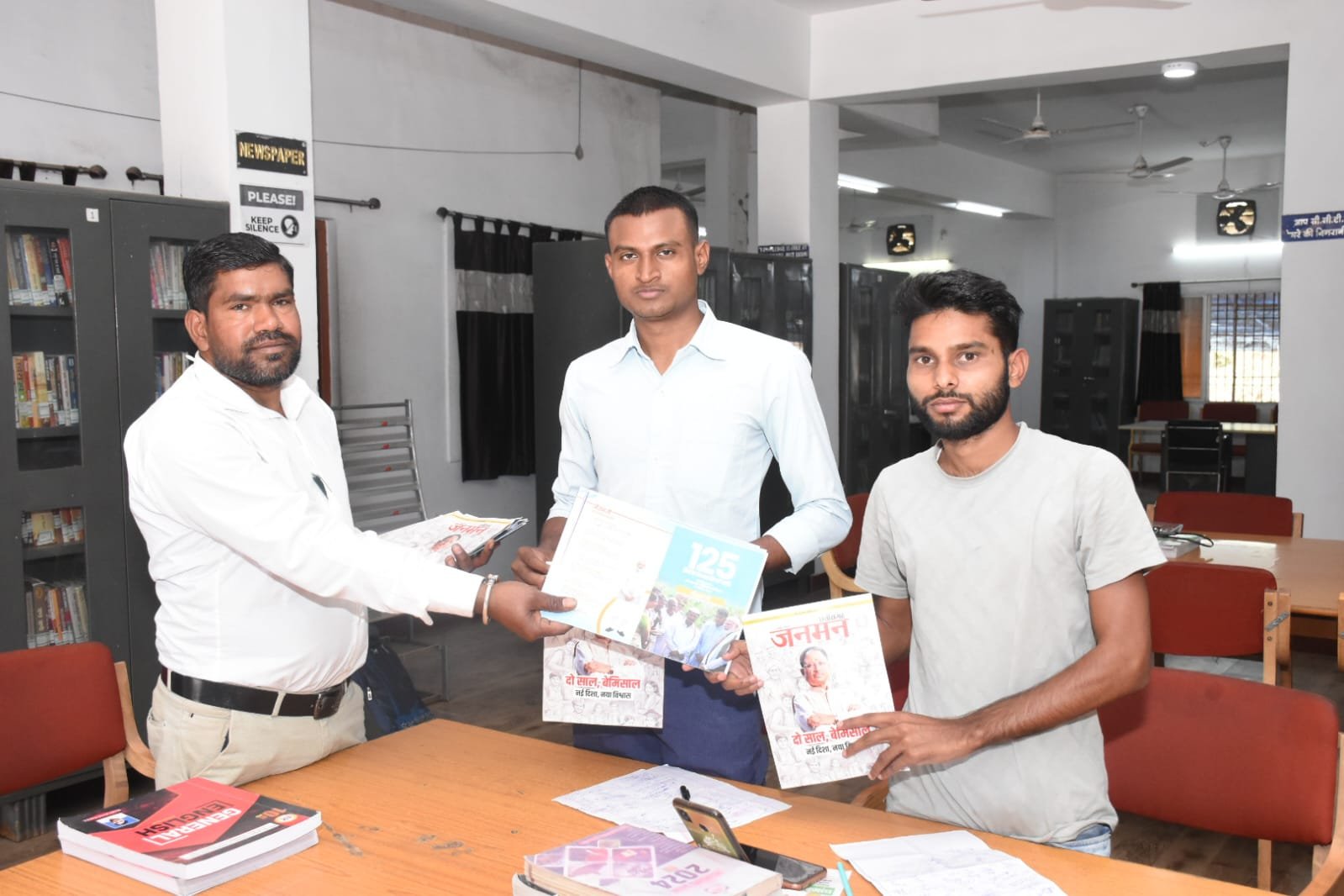 जनसंपर्क विभाग द्वारा प्रकाशित छत्तीसगढ़ जनमन पत्रिका और जी राम जी का ब्रोसर का डिजिटल लाईब्रेरी एवं शासकीय कमला कॉलेज में किया गया नि:शुल्क वितरण