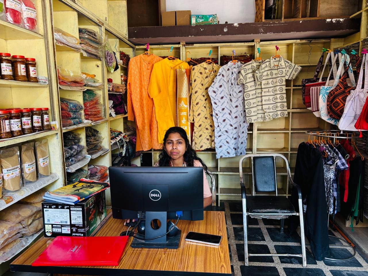 नाबार्ड की ग्राम दुकान समूह की महिलाओं के जीवन स्तर को बना रही उन्नत