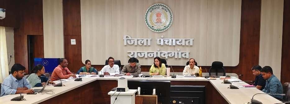सीईओ जिला पंचायत ने वीडियो कान्फ्रेंसिंग के माध्यम से विभिन्न योजनाओं एवं विकास कार्यों के प्रगति की समीक्षा की