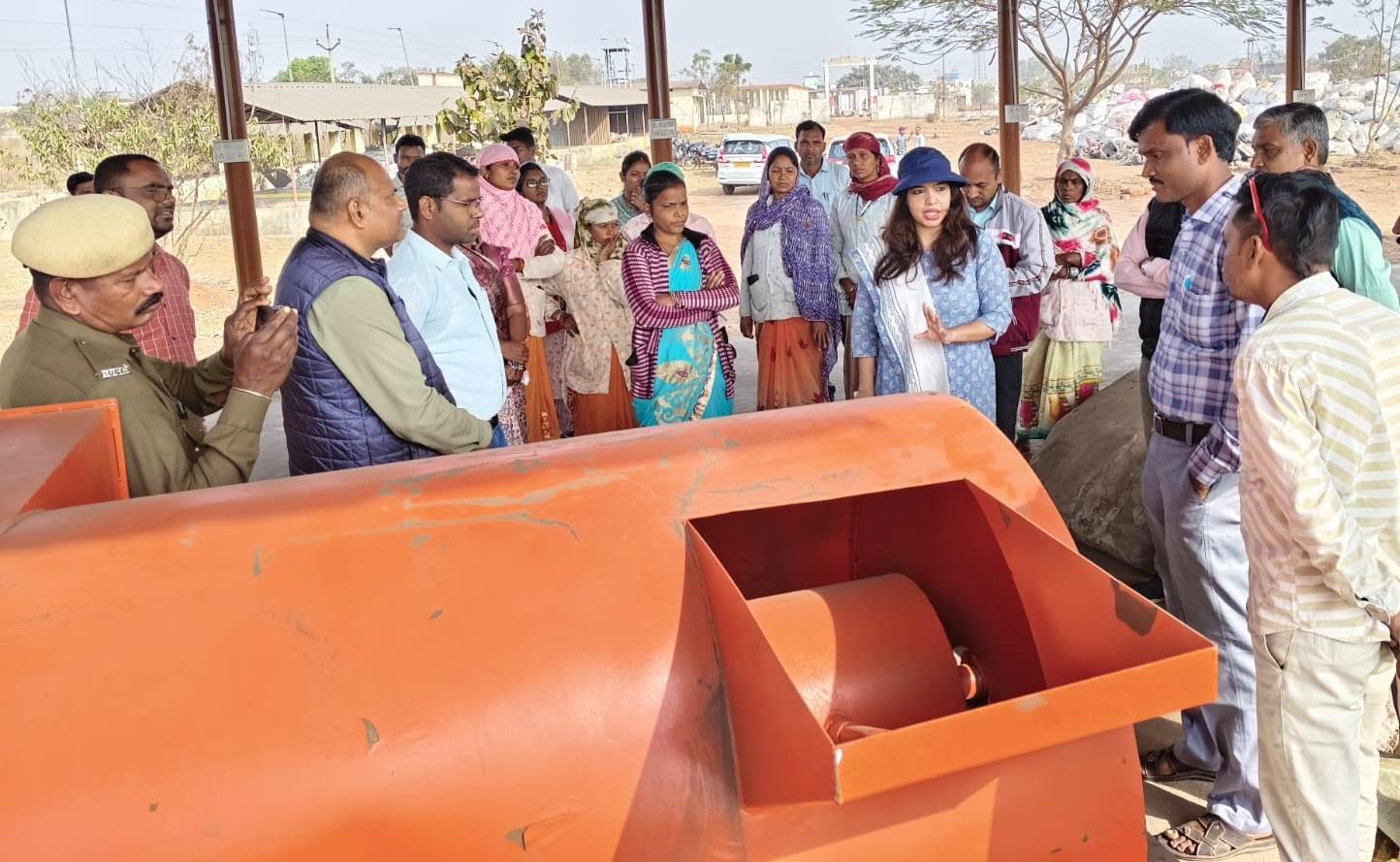 सीईओ जिला पंचायत ने ग्राम टेड़ेसरा के प्लास्टिक वेस्ट मैनेजमेंट यूनिट का किया निरीक्षण