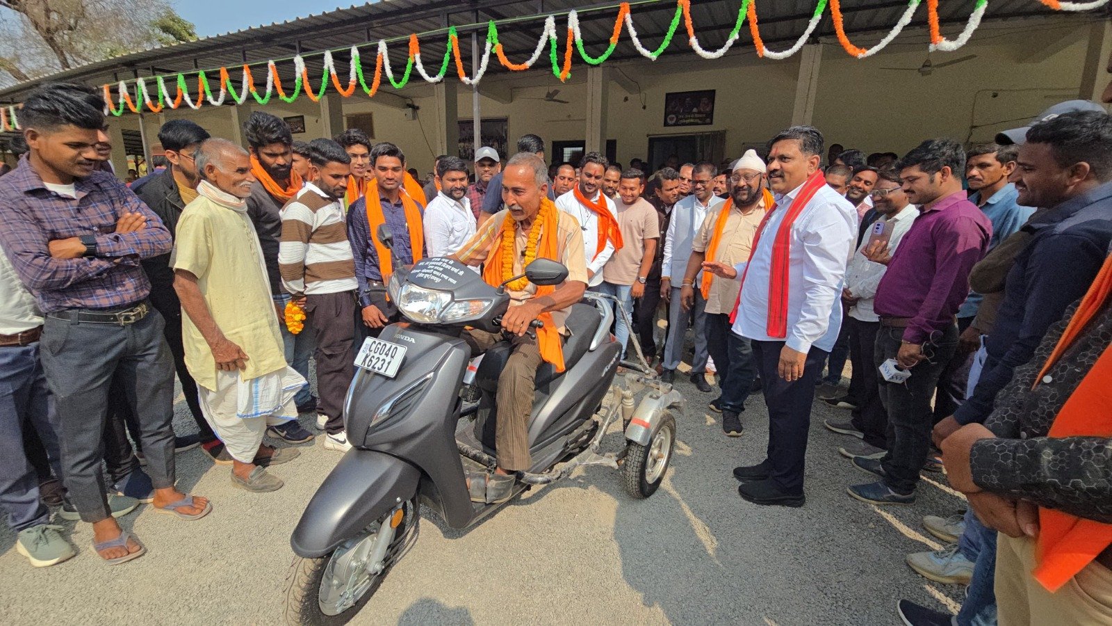 उपमुख्यमंत्री विजय शर्मा की तत्परता से दो दिव्यांगों को मिली स्कूटी, चेहरे पर लौटी मुस्कान