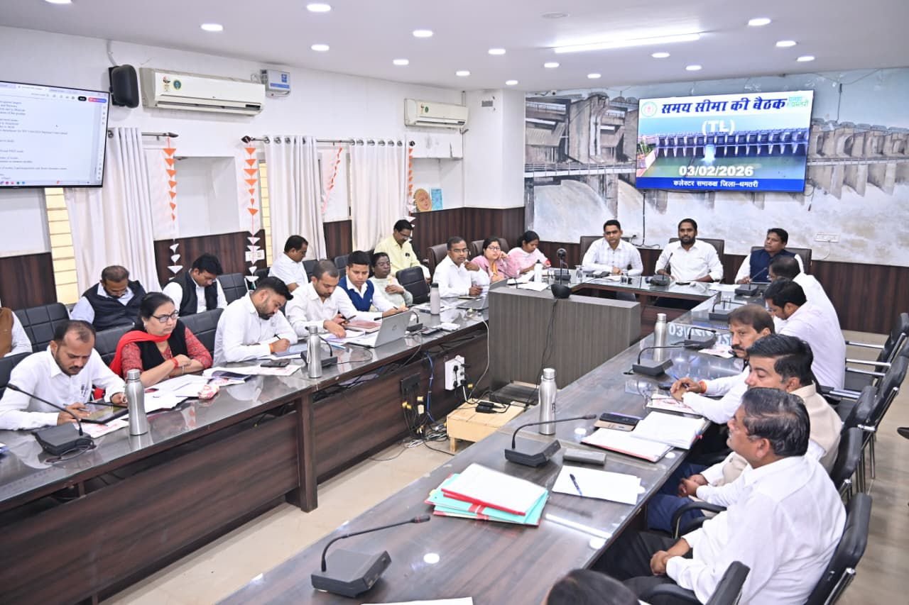 समय-सीमा बैठक में कलेक्टर अबिनाश मिश्रा ने की विकास कार्यों की प्रगति की समीक्षा, गुणवत्ता एवं समयबद्ध और लक्ष्यपूर्ति पर जोर