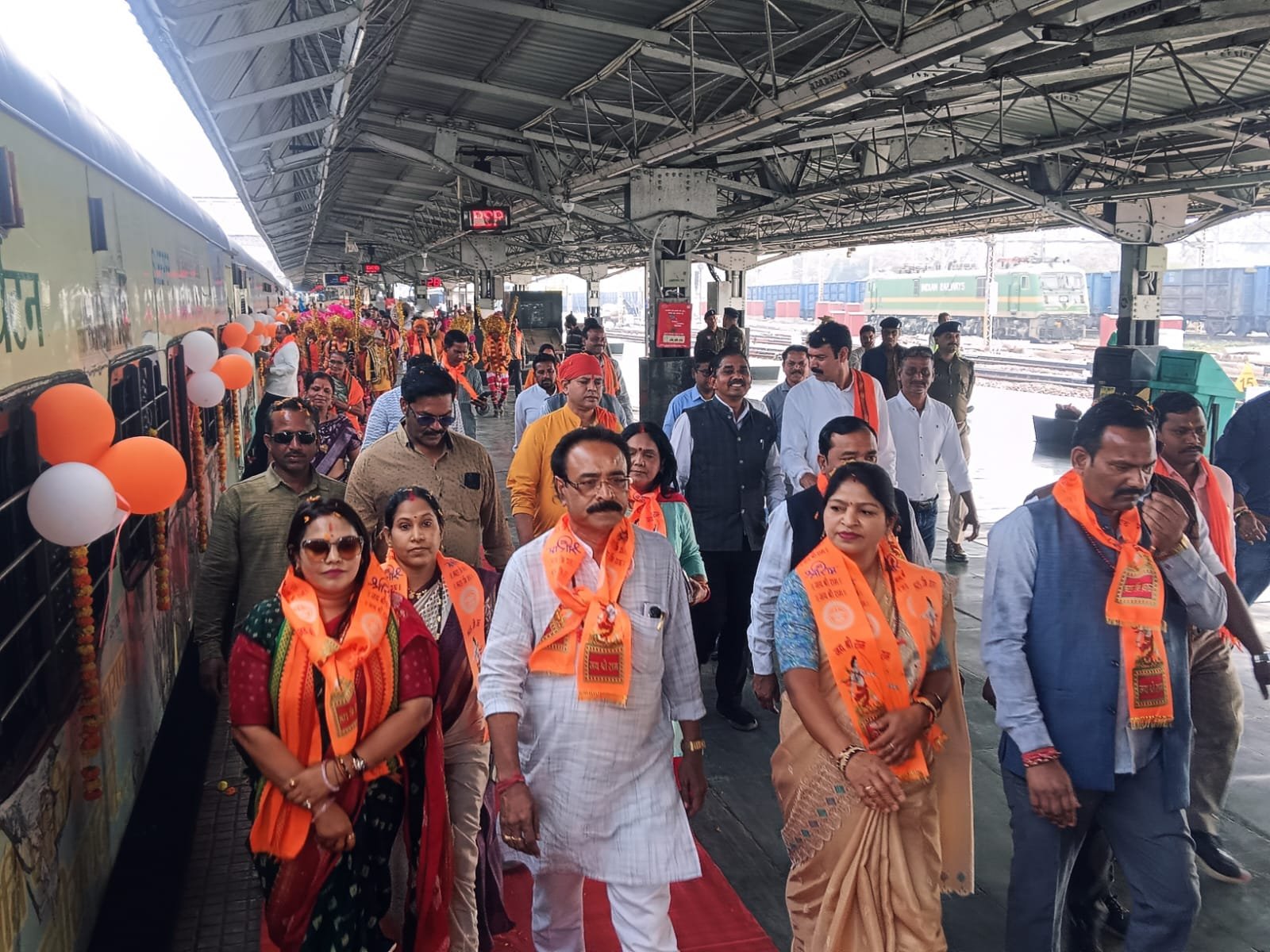 850 श्रद्धालुओं का जत्था अयोध्या धाम एवं काशी विश्वनाथ के दर्शन के लिए भारत गौरव स्पेशल ट्रेन से अयोध्या रवाना