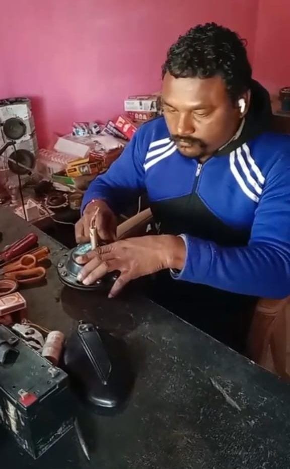 शासन के सहयोग से आत्मनिर्भरता की राह पर दिव्यांग  राजेश कुमार पटेल