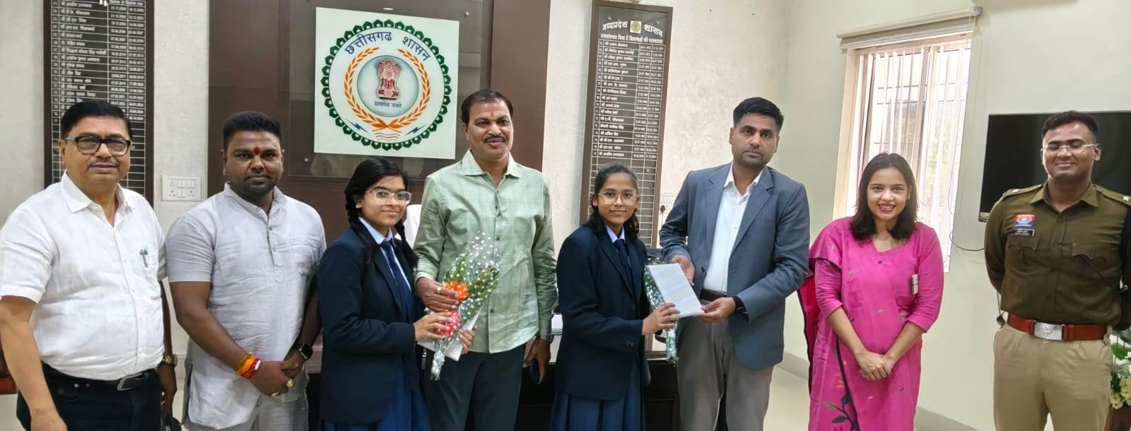 महापौर एवं कलेक्टर से परीक्षा पे चर्चा कार्यक्रम में शामिल छात्रा पूनम साहू एवं नम्रता रजक ने की मुलाकात