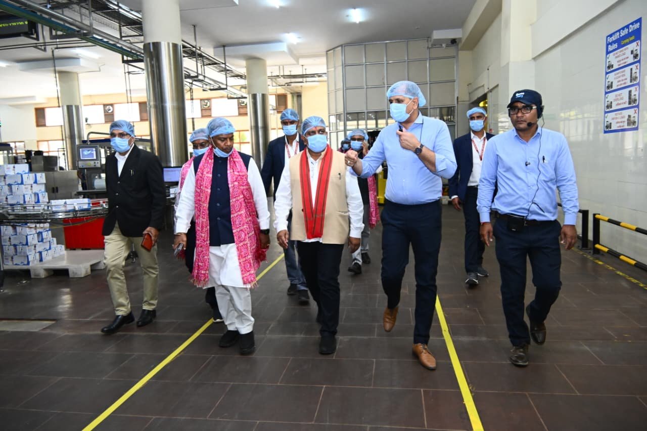 उपमुख्यमंत्री  विजय शर्मा एवं वन मंत्री  केदार कश्यप ने पशुपालकों एवं बिहान दीदियों के साथ किया आधुनिक डेयरियों का भ्रमण