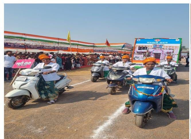 स्कूटी दीदी” : आत्मनिर्भरता की राह पर बढ़ता धमतरी