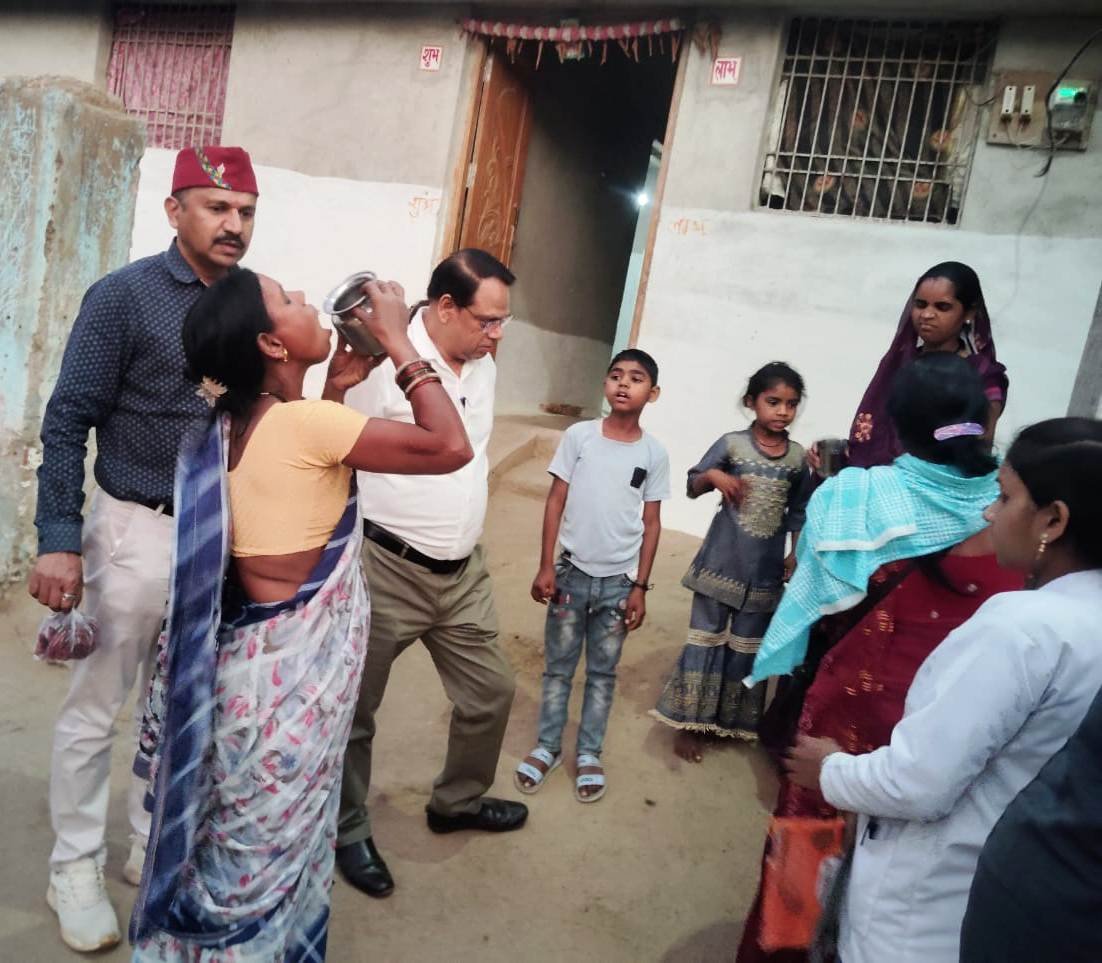 स्वास्थ्य विभाग द्वारा फाइलेरिया जैसे गंभीर बीमारी से बचाव के लिए नागरिकों को खिलाई जा रही दवा