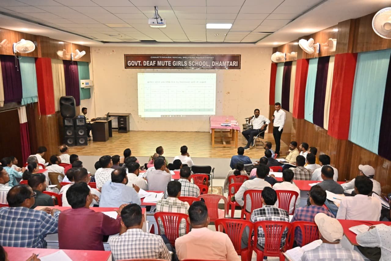 कृषि एवं संबंधित विभागों की योजनाओं की कलेक्टर ने की विस्तृत समीक्षा