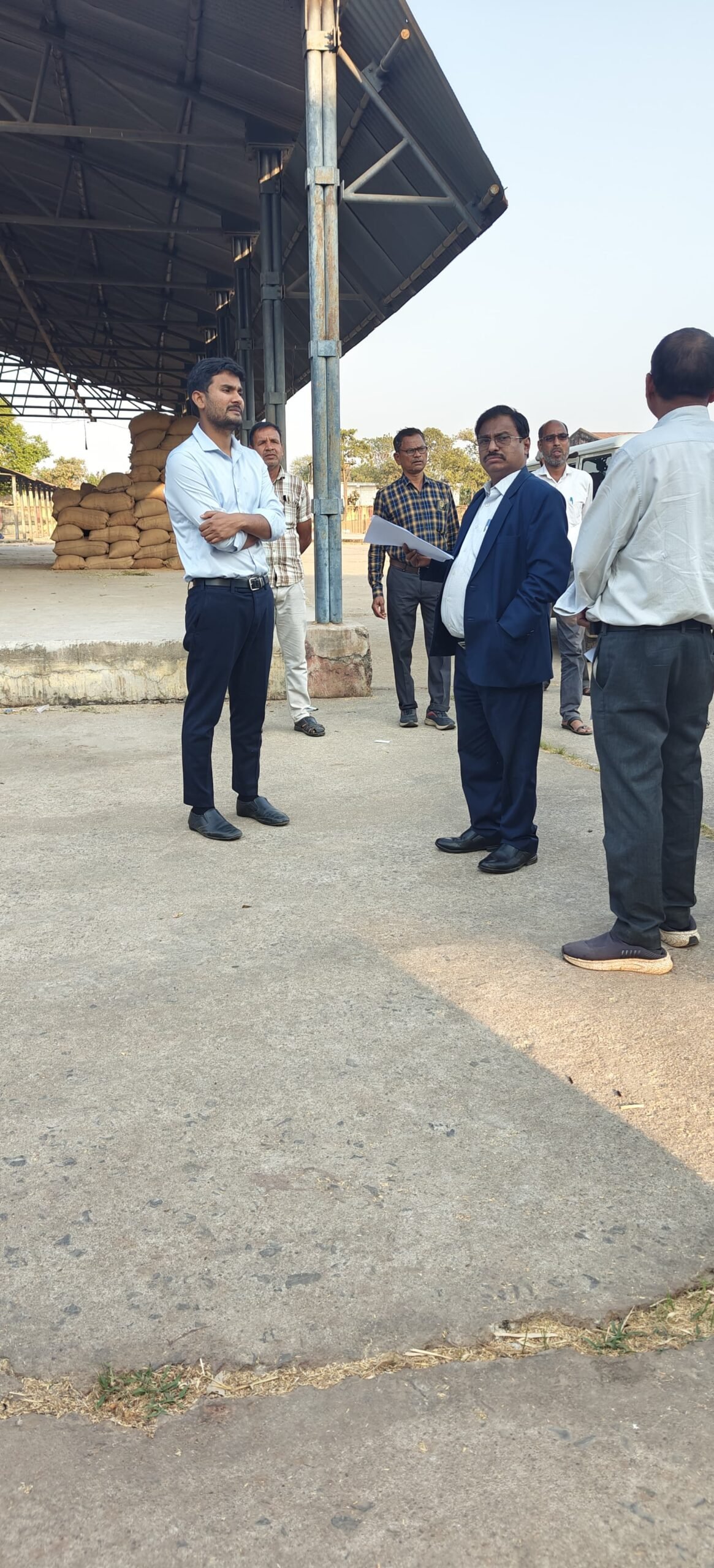 आयुक्त महादेव कावरे ने छाती धान खरीदी केंद्र का किया निरीक्षण
