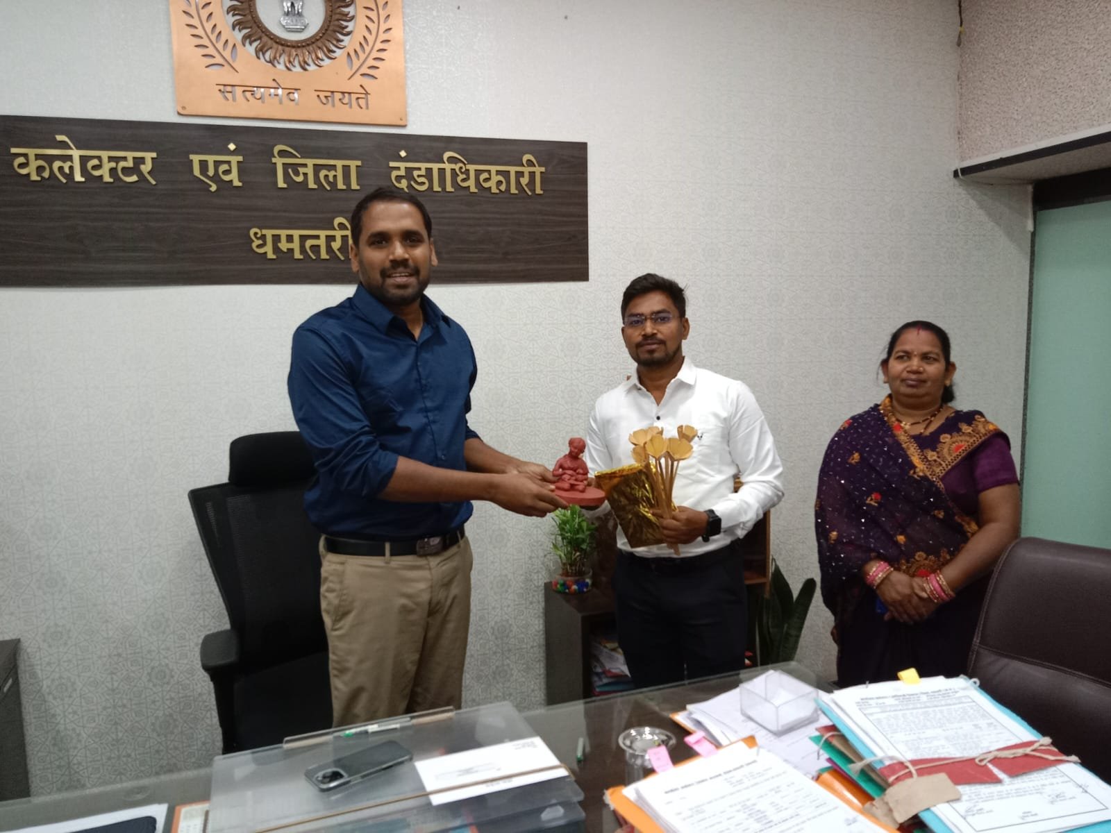 जिले के रुद्री गांव के न्यूरो सर्जन डॉ. हेमंत साहू ने कलेक्टर से की सौजन्य भेंट