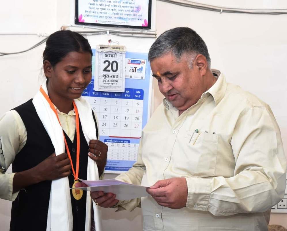 पर्यटन मंत्री  राजेश अग्रवाल ने हैमर थ्रो में राज्य स्तर पर तृतीय स्थान प्राप्त करने वाली छात्रा सुधा सिंह को किया सम्मानित