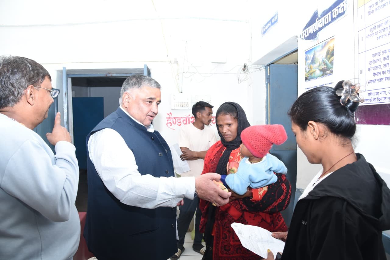 मुख्यमंत्री विष्णु देव साय के जन्मदिवस पर लखनपुर में विशेष पूजा-अर्चना, मंत्री राजेश अग्रवाल ने मरीजों को बांटे फल