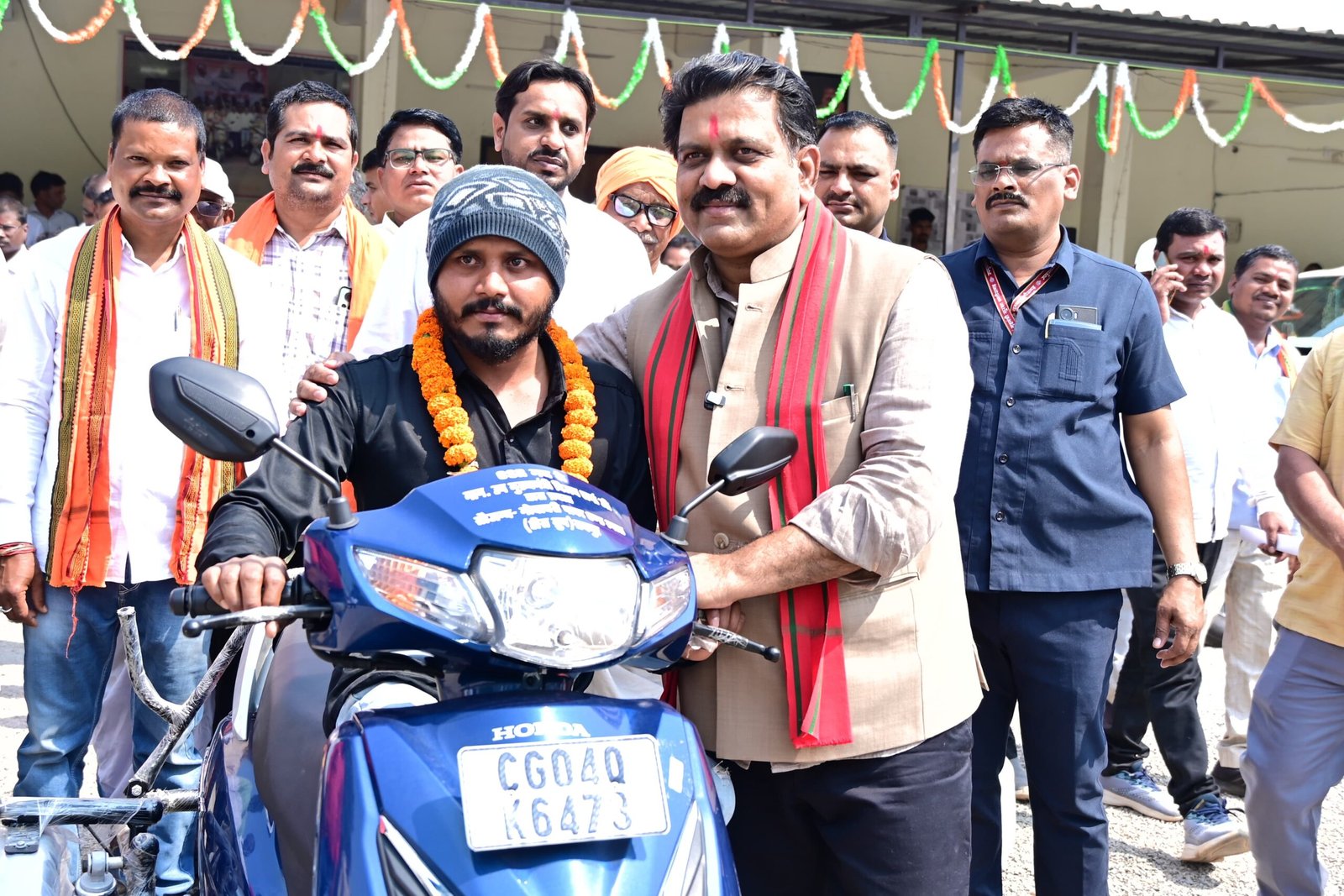 उपमुख्यमंत्री विजय शर्मा की तत्परता से दो दिव्यांगों को मिली स्कूटी