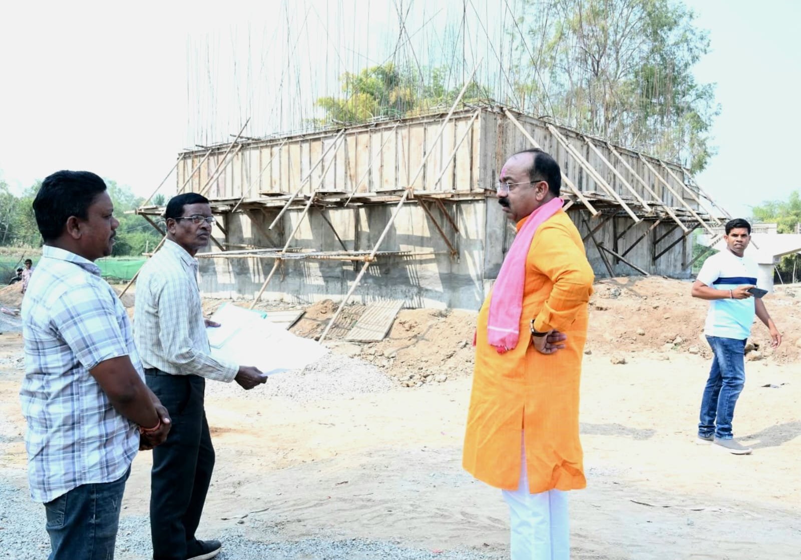 उप मुख्यमंत्री अरुण साव ने निर्माणाधीन पुल के कार्य का किया औचक निरीक्षण