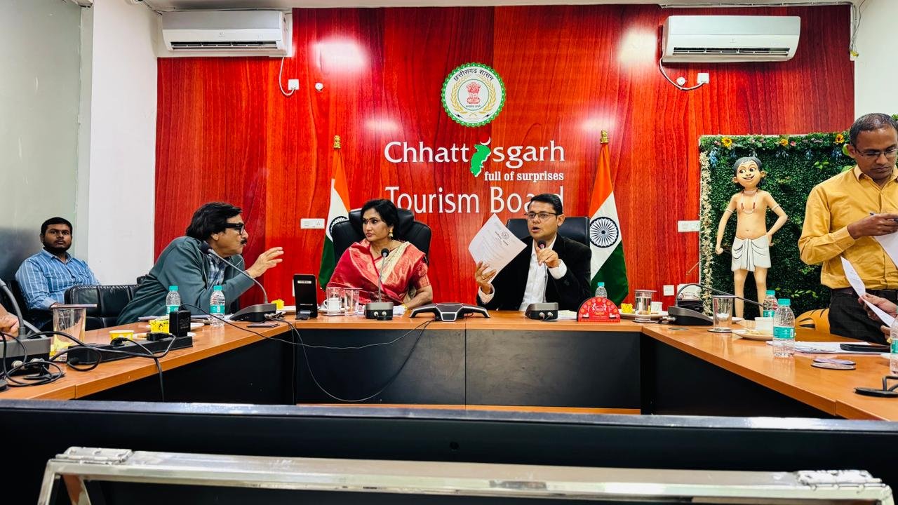 छत्तीसगढ़ फिल्म विकास निगम की अध्यक्ष सुश्री मोना सेन की अध्यक्षता में फिल्म पॉलिसी पर छत्तीसगढ़ पर्यटन बोर्ड में बैठक, सब्सिडी व फिल्म सिटी पर फोकस