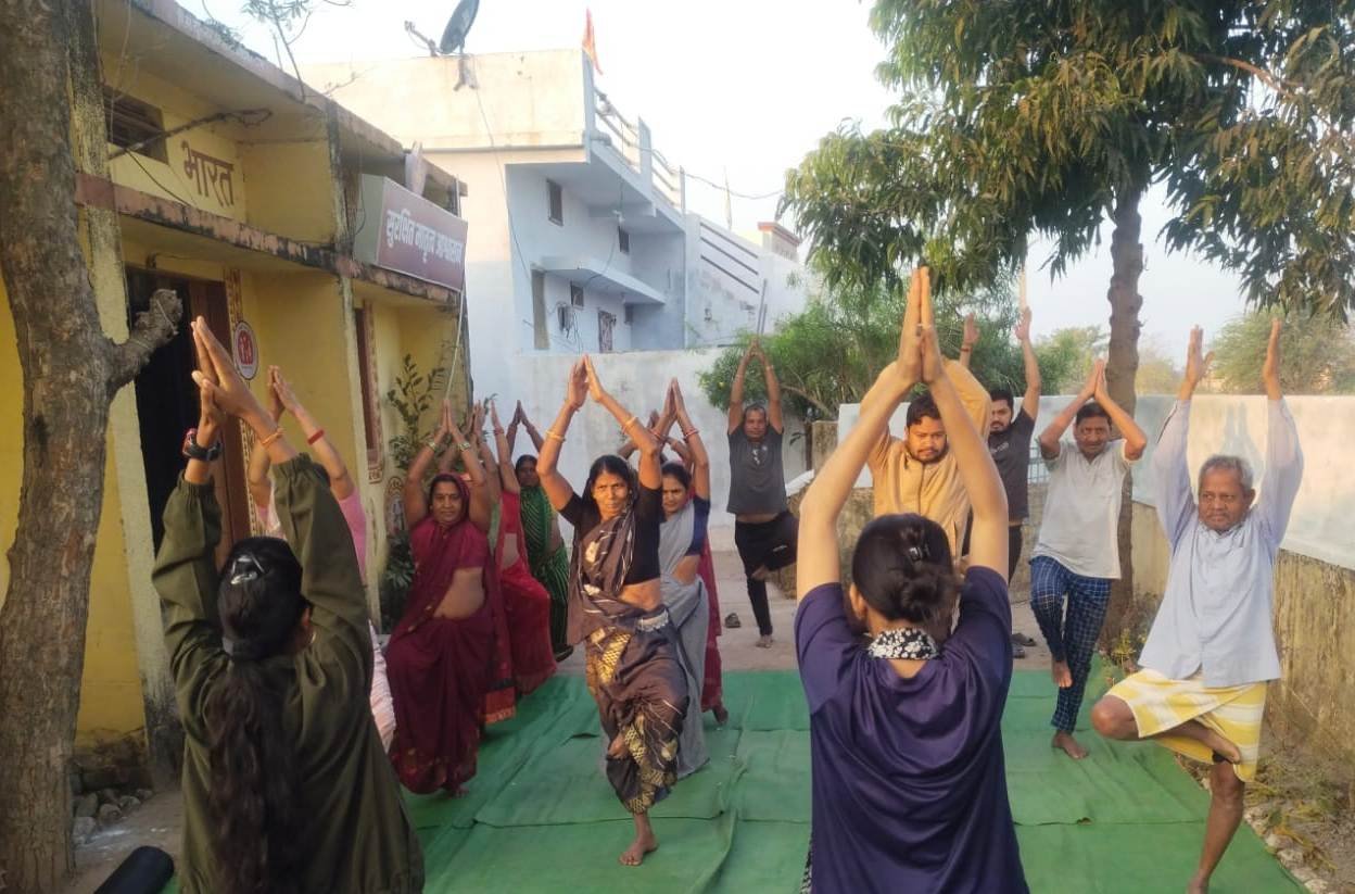 जिले को निरोग बनाने की दिशा में प्रत्येक बुधवार को सभी आरोग्य मंदिरों में योगा क्लास एवं नि:शुल्क स्वास्थ्य परीक्षण