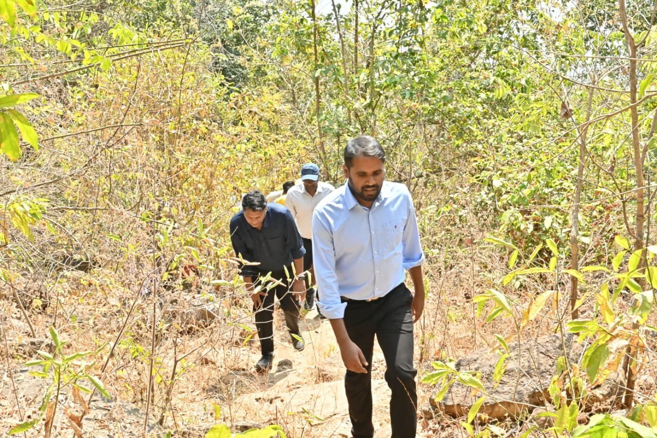 गंगरेल बांध के सुदूर क्षेत्रों को पर्यटन मानचित्र पर लाने की पहल कलेक्टर अबिनाश मिश्रा ने नाव से किया दुर्गम इलाकों का निरीक्षण, विकास कार्यों के लिए दिए निर्देश