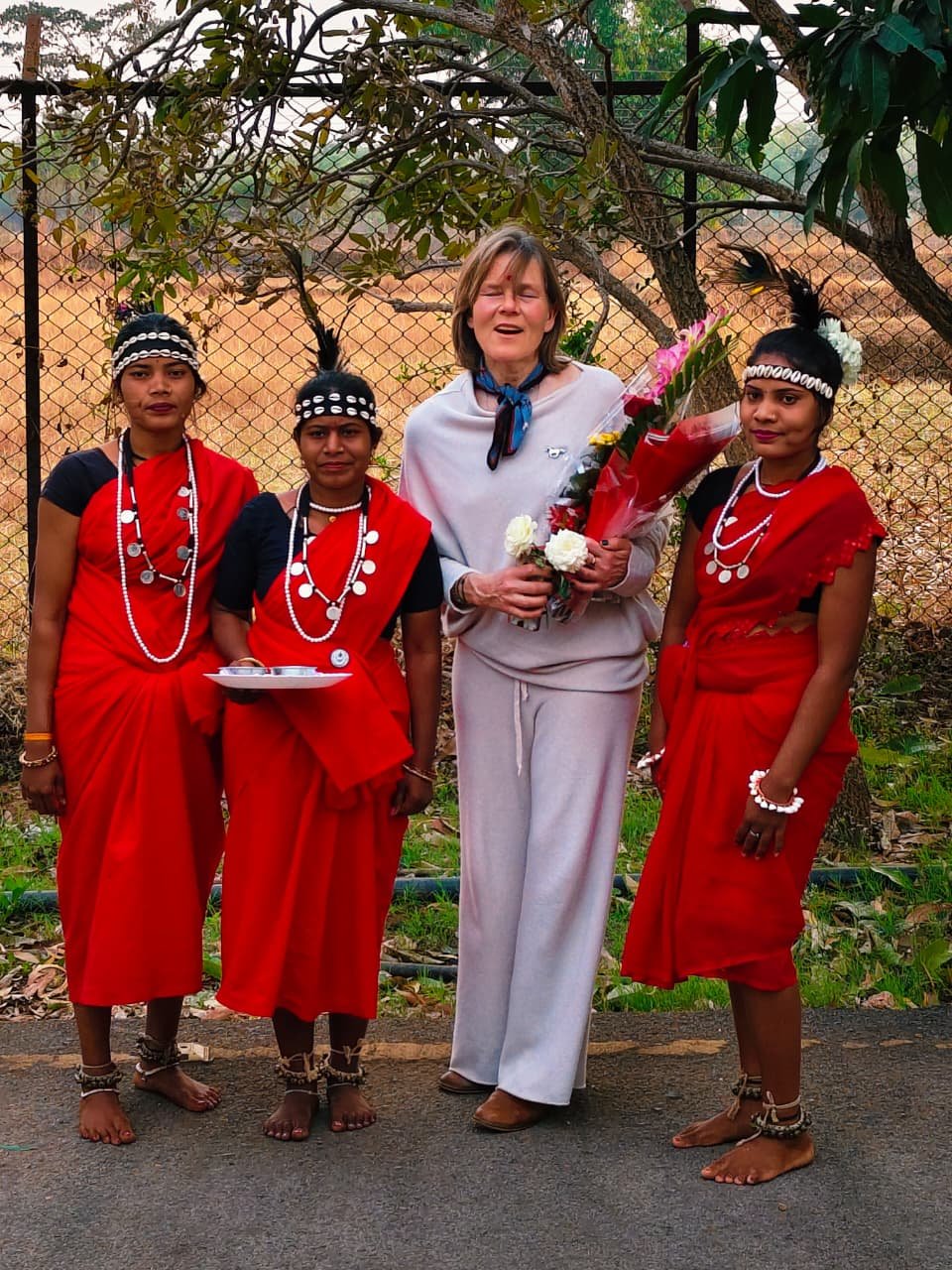 पर्यटन विशेषज्ञ किर्सी ने ग्रामीण महिलाओं संग किया महुआ संग्रहण, बस्तर की जैव विविधता और लोकसंस्कृति से हुए अभिभूत