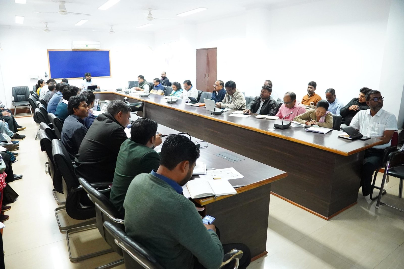 कलेक्टर रोहित व्यास ने ग्राम पंचायतों में संचालित विकास योजनाओं की समीक्षा की