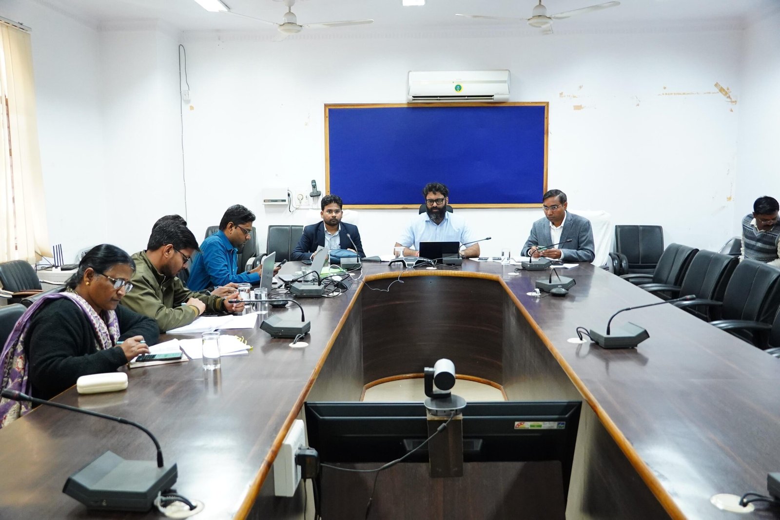 कलेक्टर रोहित व्यास ने राजस्व विभाग की समीक्षा बैठक ली राजस्व प्रकरणों का शत-प्रतिशत निराकरण समय सीमा में सुनिश्चित करने के दिए निर्देश