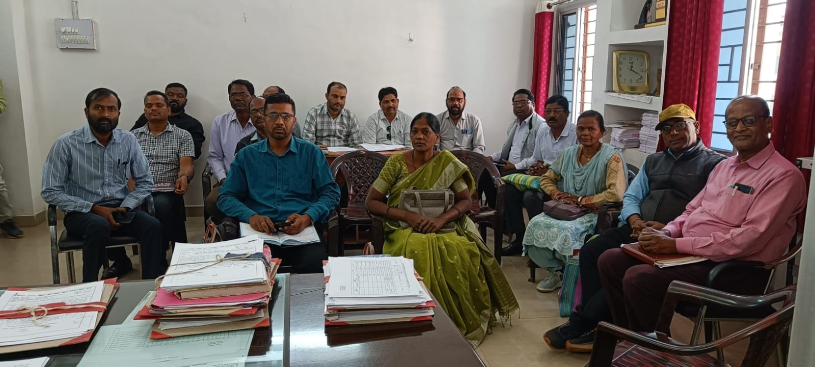 एकलव्य प्रवेश परीक्षा के संबंध में बैठक संपन्न परीक्षा के लिए जिले में बनाये गये है 09 परीक्षा केन्द्र 2938 विद्यार्थियों द्वारा किया गया है ऑनलाइन आवेदन