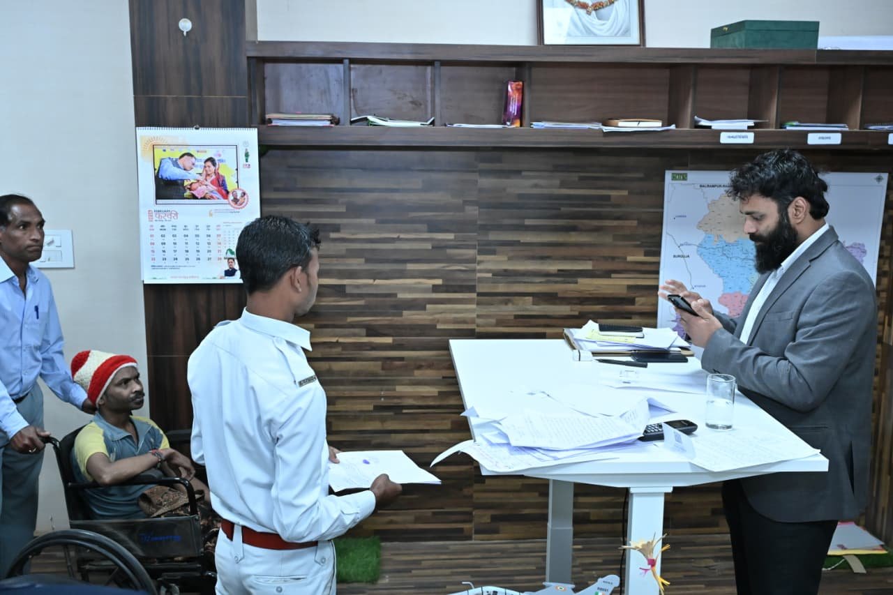 कलेक्टर  रोहित व्यास ने जनदर्शन में सुनी आमजन की समस्याएँ अधिकारियों को समयबद्ध एवं पारदर्शी निराकरण के दिए निर्देश