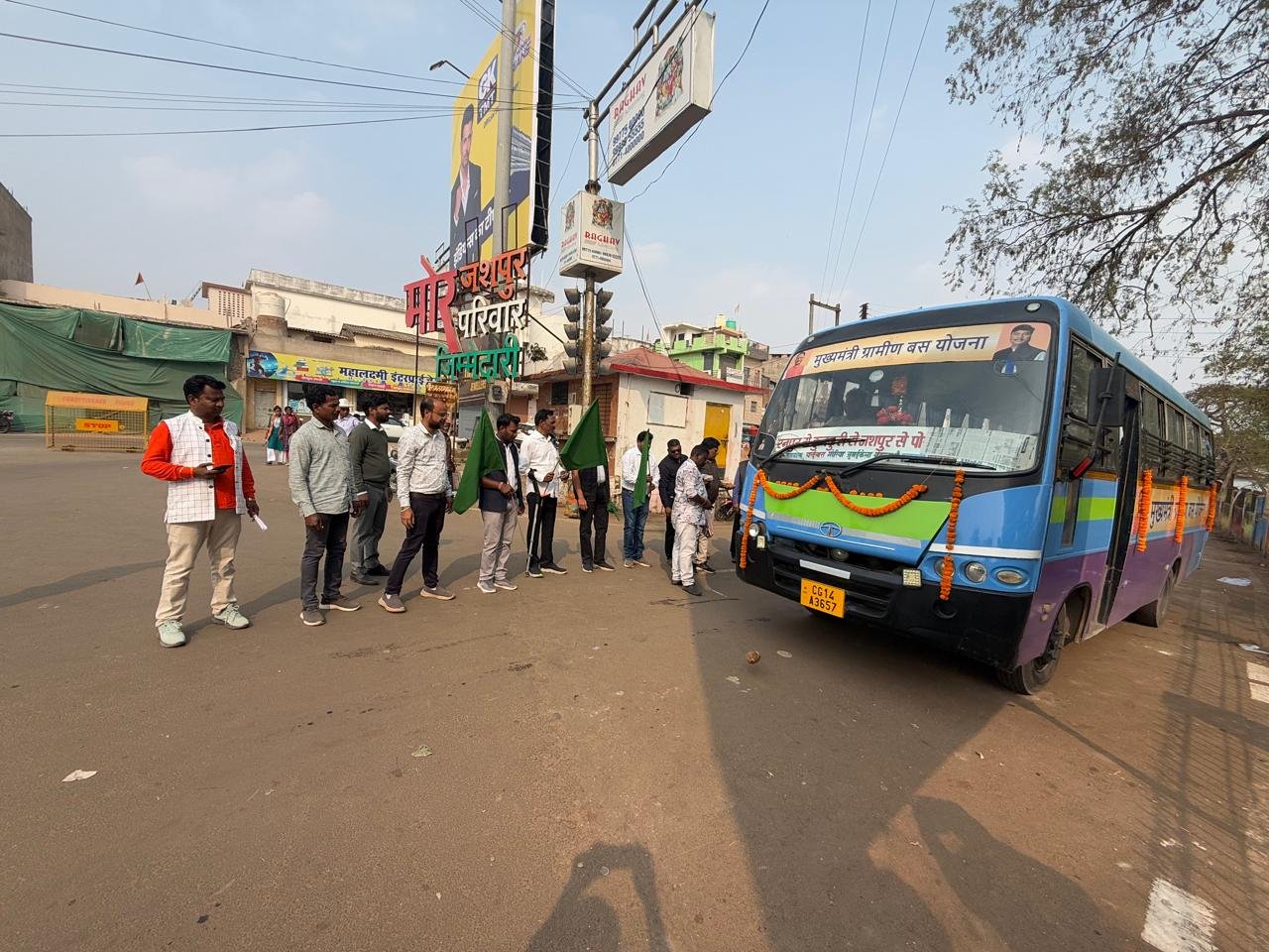 मुख्यमंत्री ग्रामीण बस योजना नगरपालिका अध्यक्ष  भगत जशपुर ने तीन रूट के बसों को हरी झण्डी दिखाकर किए रवाना’