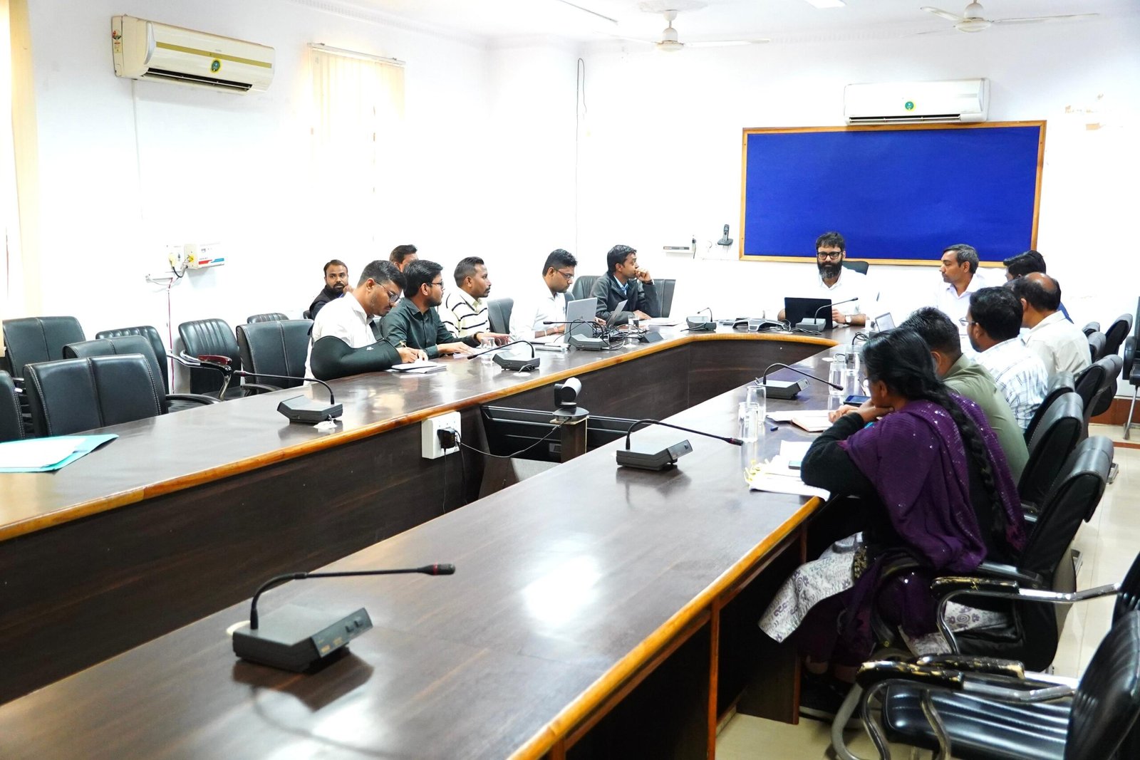 कलेक्टर श्री रोहित व्यास ने राजस्व विभाग की समीक्षा बैठक ली राजस्व प्रकरणों का शत-प्रतिशत निराकरण समयसीमा में सुनिश्चित करने के दिए निर्देश जशपुरनगर 24 फरवरी 2026/  कलेक्टर श्री रोहित व्यास ने आज कलेक्टरेट सभाकक्ष में राजस्व विभाग के अधिकारियों की समीक्षा बैठक लेकर जिले में संचालित समस्त राजस्व कार्यों की विस्तृत समीक्षा की। बैठक में  अपर कलेक्टर श्री प्रदीप कुमार साहू भी उपस्थित रहे। बैठक के दौरान उन्होंने आधार एवं मोबाइल नंबर अद्यतन, किसान किताब प्रविष्टि, अविवादित एवं फौती नामांतरण, नक्शा अद्यतन, बटांकन, सीमांकन, ई-नामांतरण, स्वामित्व योजना, अभिलेख दुरुस्तीकरण, अभिलेख शुद्धता एवं व्यपर्वतन तथा राजस्व न्यायालय से संबंधित प्रकरणों की गहन समीक्षा की और  निर्देश दिए कि सभी राजस्व प्रकरणों का नियमानुसार शत-प्रतिशत निराकरण निर्धारित समय-सीमा के भीतर सुनिश्चित किया जाए।      कलेक्टर श्री व्यास ने लोक सेवा गारंटी अधिनियम के अंतर्गत प्राप्त सभी आवेदनों का समयबद्ध निराकरण करने के निर्देश दिए।  इसके साथ ही कलेक्टर ने आगामी जनगणना के तैयारियों के संबंध में भी आवश्यक दिशा-निर्देश दिए। इसके अलावा उन्होंने प्रधानमंत्री धन-धान्य कृषि योजना अंतर्गत मत्स्य पालक किसानों को लाभ दिलाने किसान क्रेडिट कार्ड बनाने के लिए राजस्व अधिकारियों को आवश्यक सहयोग देने को कहा। बैठक में उन्होंने  आरबीसी 6-4 के अंतर्गत लंबित प्रकरणों एवं पीड़ित क्षतिपूर्ति राशि संबंधी मामलों का त्वरित निराकरण के निर्देश देते हुए कहा कि इससे प्रभावितों एवं पीड़ितों को समय पर मुआवजा राशि उपलब्ध कराई जा सकेगी। बैठक में एसडीएम और अन्य राजस्व अधिकारी मौजूद रहे।