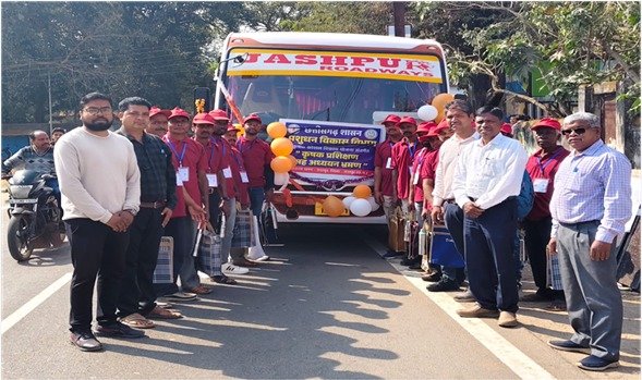 कृषक भ्रमण सह प्रशिक्षण हेतु पशुपालक दल को हरी झंडी दिखाकर प्रशिक्षण सह अध्ययन भ्रमण के लिए भेजा गया झारखंडकिसानों में भारी उत्साह-बताया पशुपालन के क्षेत्र में आधुनिक तकनीकों को सिखने का मिलेगा अवसर